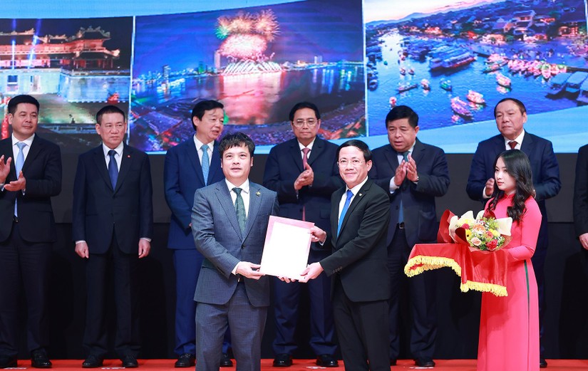 Ông Nguyễn Văn Khoa, Tổng Giám đốc Tập đoàn FPT nhận giấy chứng nhận đầu tư từ Chủ tịch UBND tỉnh Bình Định Phạm Anh Tuấn. Ảnh: VGP