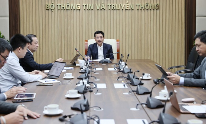 Bộ trưởng TT&TT Nguyễn Mạnh Hùng tại cuộc họp với các doanh nghiệp viễn thông để xử lý sự cố đứt cáp quang biển, đảm bảo kết nối của Việt Nam đi quốc tế. Ảnh: Bộ TT&TT.