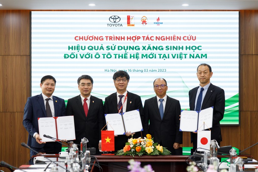 Buổi lễ ký kết biên bản ghi nhớ Dự án nghiên cứu hiệu quả ứng dụng nhiên liệu sinh học đối với ô tô thế hệ mới tại Việt Nam.