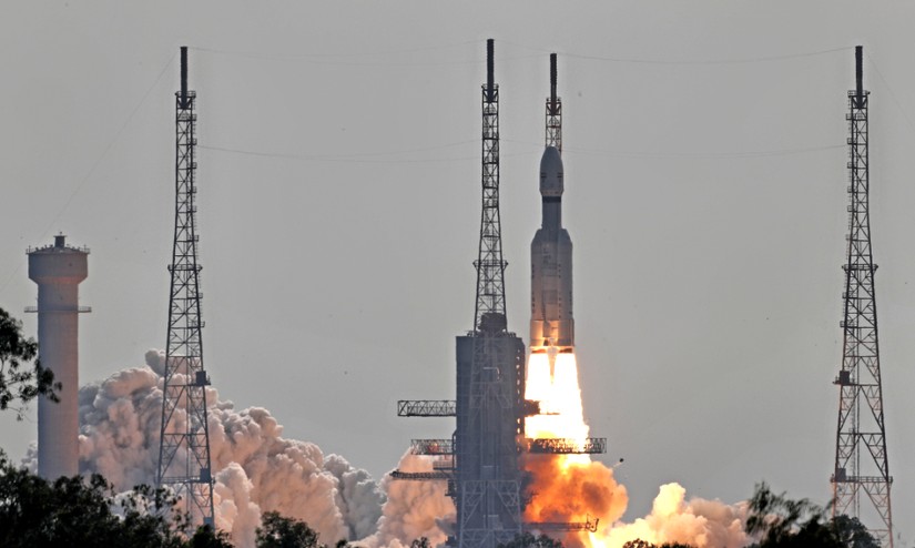 Hình ảnh tên lửa LVM3 mang theo 36 vệ tinh OneWeb lên vũ trụ. Ảnh: Theo SatNews.