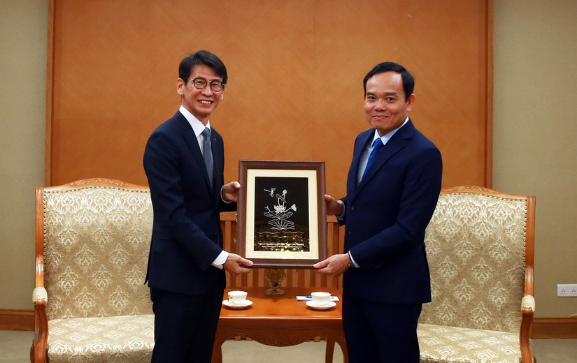 Phó Thủ tướng Trần Lưu Quang và Phó Chủ tịch Công ty LG Display Kim Myoung Kyu. Ảnh: VGP