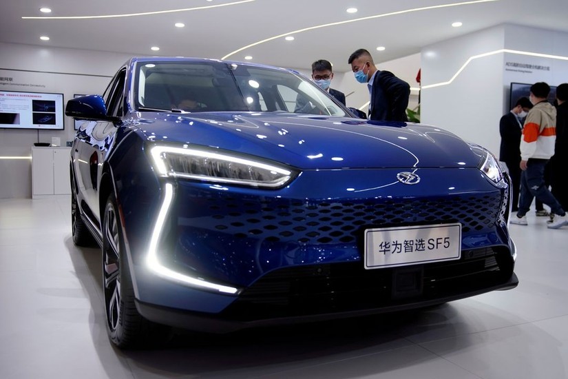 Xe ô tô điện Aito của Seres Group sử dụng hệ điều hành HarmonyOS của Huawei. Ảnh: Theo Reuters.