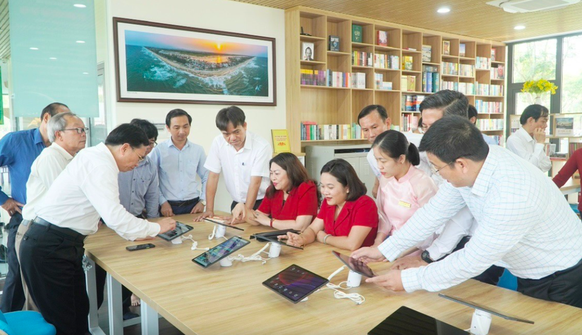 Thử nghiệm đọc sách trên thư viện số. Ảnh: Cổng TTĐT tỉnh Quảng Nam.