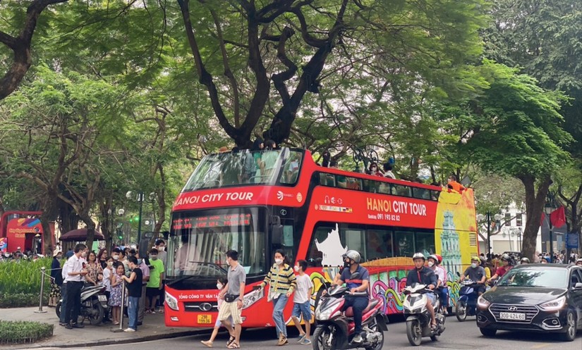 Tuyến xe buýt du lịch 2 tầng Ha Noi City tour là một trong những điểm nhấn được du khách trong và ngoài nước tìm đến khi ghé thăm Thủ đô. Ảnh: Hà Anh.