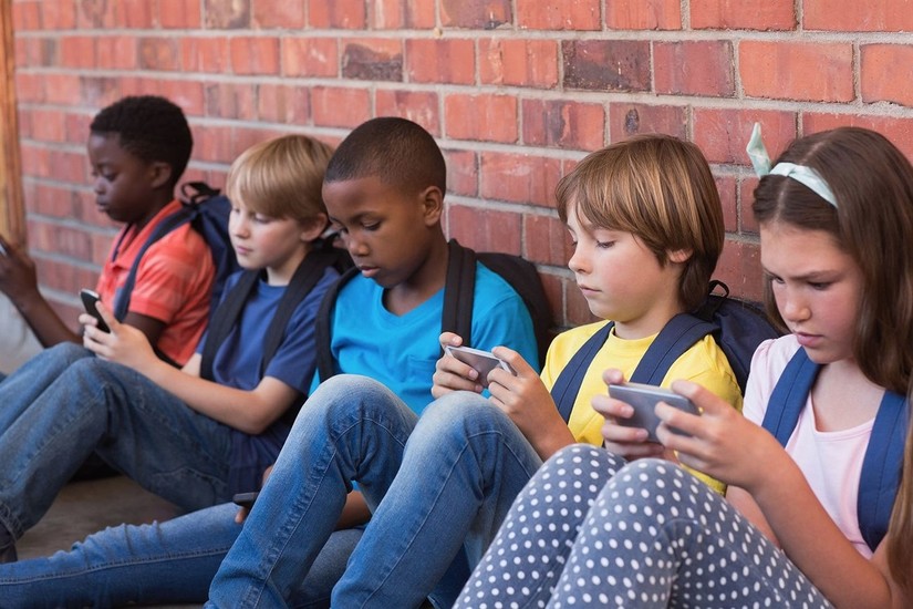 Một thị trấn cấm trẻ em dùng điện thoại cho tới khi học cấp 2