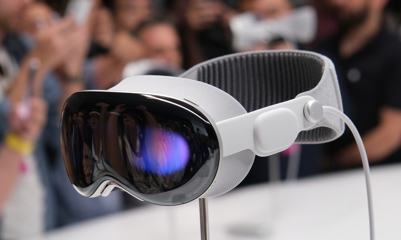 Apple ra mắt thiết bị đeo hỗn hợp Vision Pro tại sự kiện WWDC 2023.