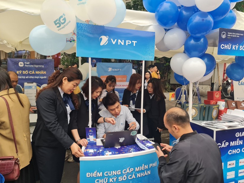 Doanh nghiệp cấp miễn phí chữ ký số cá nhân cho người dân tại Hà Nội. Ảnh: VGP