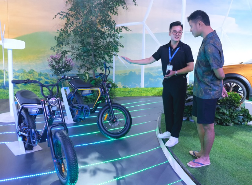 Chiếc xe đạp điện trợ lực đầu tiên của VinFast được trưng bày tại triển lãm. 