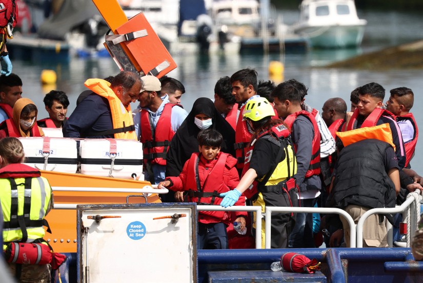 Người di cư tìm cách vượt qua eo biển Manche vào Anh. Ảnh: Theo Reuters.
