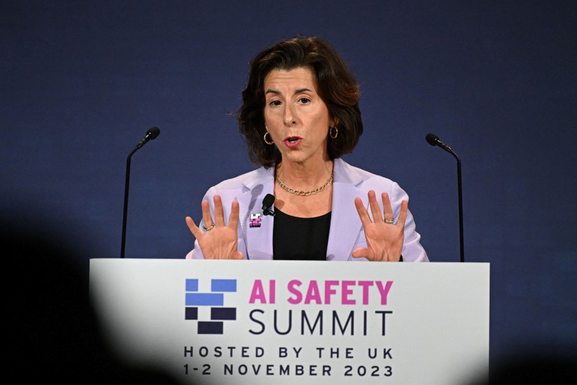 Bộ trưởng Thương mại Mỹ Gina Raimondo có bài phát biểu về trí tuệ nhân tạo tại Hội nghị thượng đỉnh An toàn trí tuệ nhân tạo ở Anh. Ảnh: Reuters.
