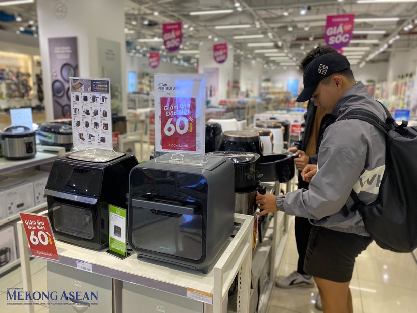 Mặc dù các thương hiệu triển khai nhiều chương trình giảm giá, ưu đãi, lượng khách hàng đến mua sắm dịp Black Friday năm nay vẫn khá ít ỏi. Ảnh: Hà Anh - Mekong ASEAN.