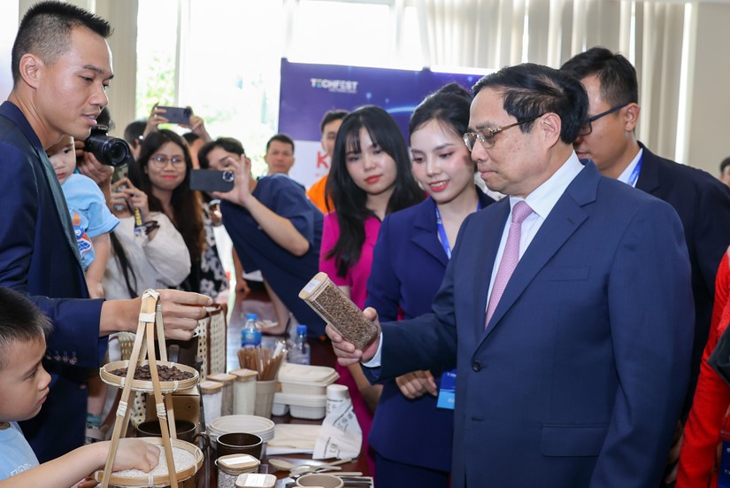 Thủ tướng Phạm Minh Chính thăm các gian hàng tại Techfest – Whise 2023. Ảnh: VGP