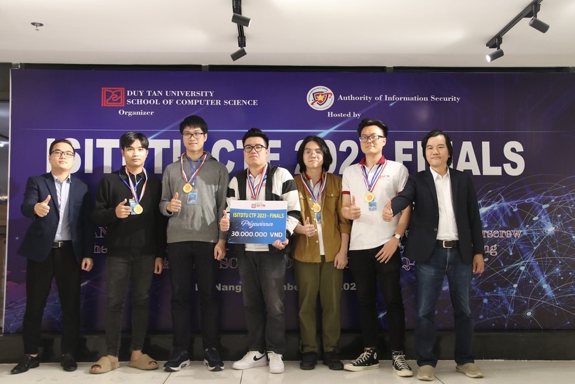 Đội Việt Nam có tên "u0k++" đến từ công ty Vuver Accessories đã xuất sắc giành giải Nhất cuộc thi an toàn thông tin quốc tế ISITDTU CTF 2023. Ảnh: Cục An toàn thông tin.