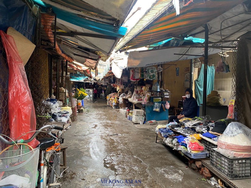 Không khí đìu hiu, vắng vẻ bao trùm chợ Mai Động sau khi gần 300 tiểu thương chuyển đi. Ảnh: Hà Anh - Mekong ASEAN.