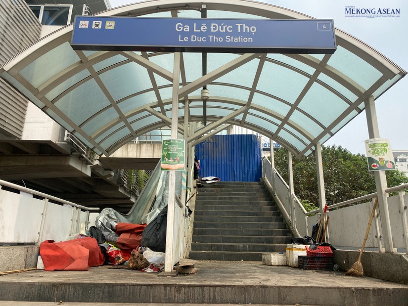 Rác thải tràn lan các nhà ga dọc tuyến metro Nhổn - Ga Hà Nội