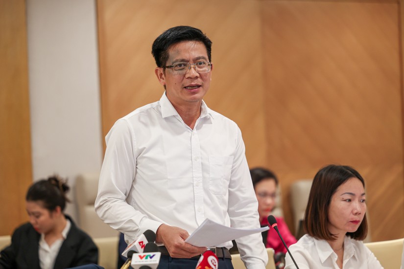 Ông Lê Văn Tuấn, Cục trưởng Cục Tần số vô tuyến điện phát biểu tại buổi họp báo thường kỳ tháng 4/2024. Ảnh: VGP.