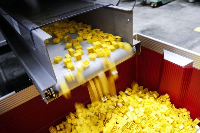 Bên trong một nhà máy của LEGO. Ảnh: Columbian