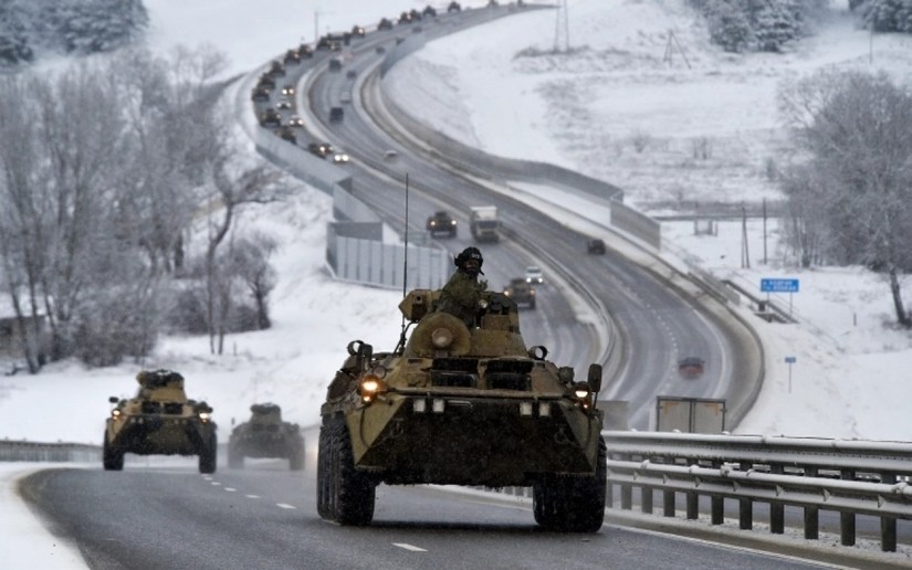 Căng thẳng quân sự tại biên giới Nga - Ukraine khiến giá dầu ngày 12/2 bật tăng mạnh. Ảnh: AP