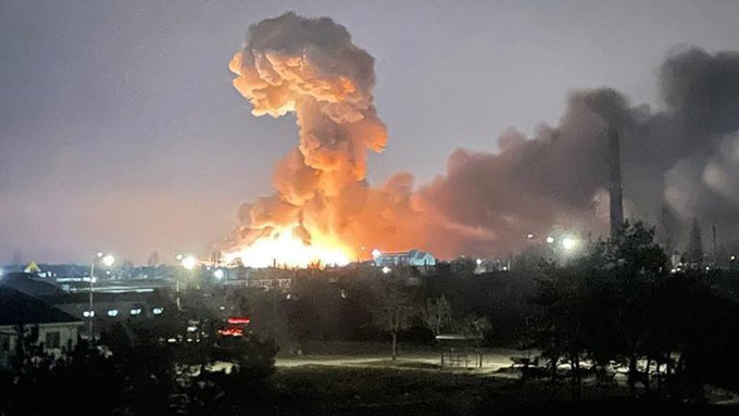 Một vụ nổ ở thủ đô Kiev, Ukraine sáng 24/2 cho thấy chiến sự với Nga đã leo thang và mở rộng. Ảnh: Văn phòng Tổng thống Ukraine.