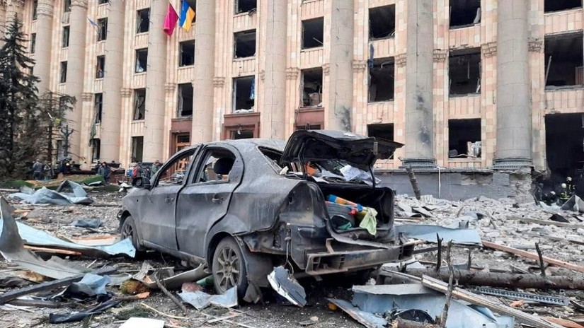 Hiện trường một điểm bị Nga không kích tại thành phố Kharkov. Ảnh: Reuters