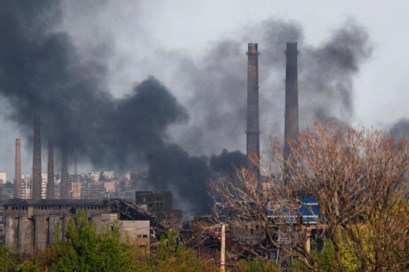 Khói bốc lên từ phía nhà máy Azovstal, thành phố cảng phía nam Mariupol, Ukraine, ngày 2/5.