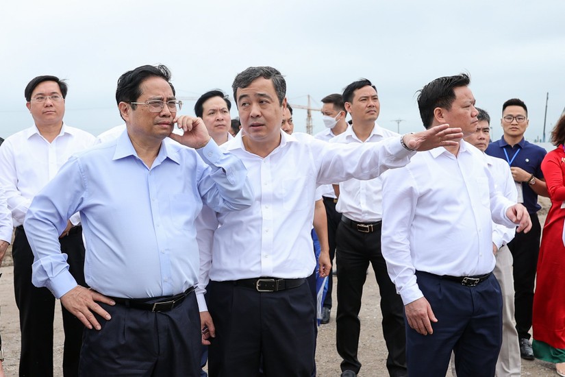 Thủ tướng Chính phủ Phạm Minh Chính nghe lãnh đạo tỉnh Thái Bình báo cáo tình hình xây dựng Khu kinh tế. Ảnh: VGP