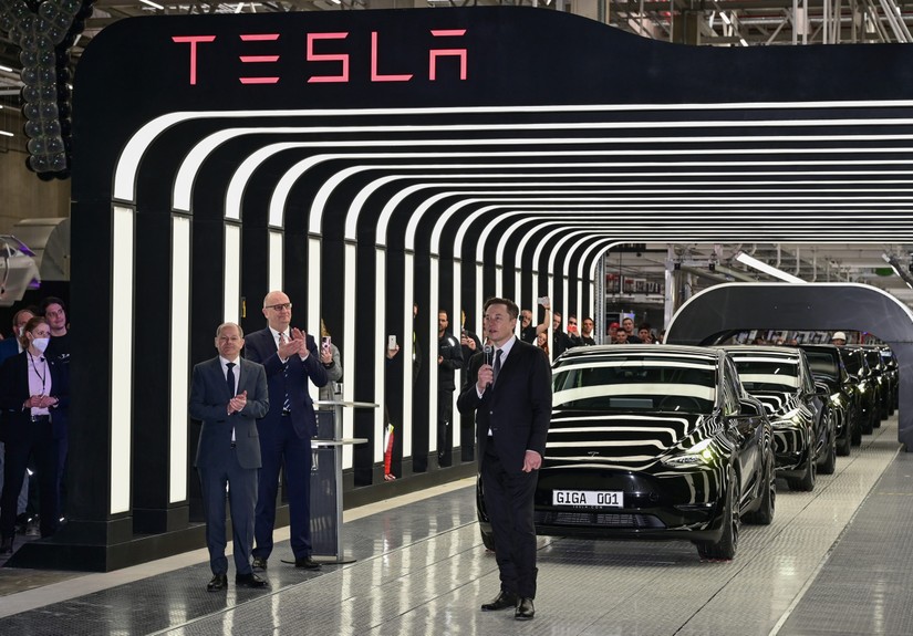 CEO Tesla Elon Musk và Thủ tướng Đức Olaf Scholz trong lễ khánh thành siêu nhà máy sản xuất xe điện Tesla tại Grunhaide, ngoại ô Berlin và nằm ở phía đông nước Đức.