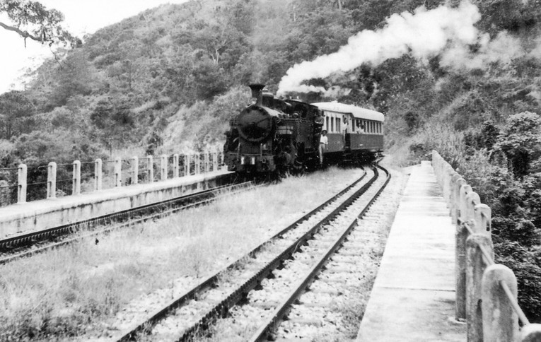 Đầu kéo hơi nước đặc trưng của tuyến đường sắt răng cưa Phan Rang - Đà Lạt thời còn hoạt động gần 100 năm trước.
