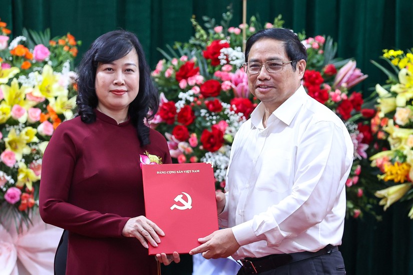 Thủ tướng Chính phủ Phạm Minh Chính trao quyết định cho bà Đào Hồng Lan trở thành quyền Bộ trưởng Y tế từ ngày 15/7/2022.