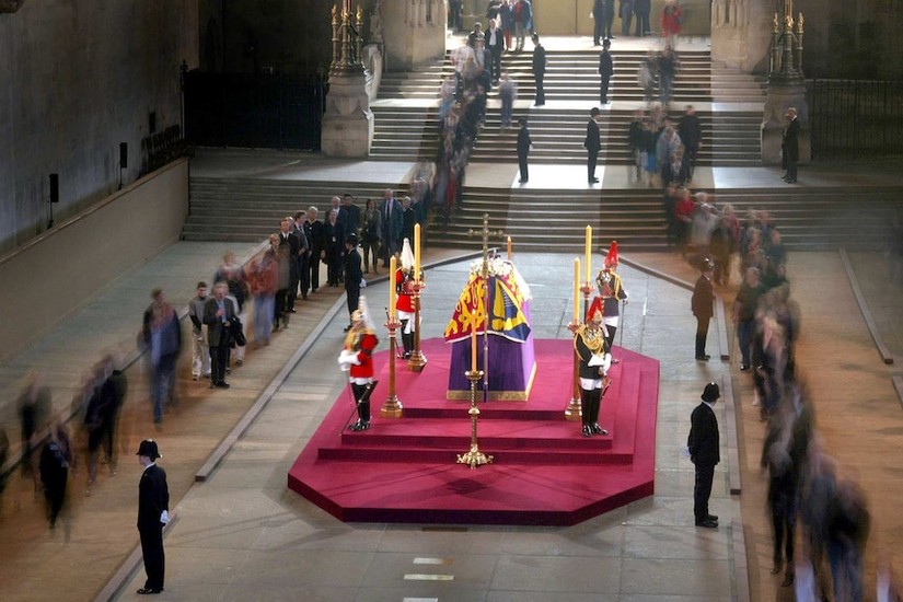 Mô phỏng khu vực đặt linh cữu Nữ hoàng Elizabeth II tại Đại sảnh của Tu viện Westminster ở London, cho công chúng vào viếng. 