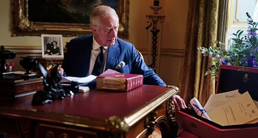 Vua Charles III ký công văn giấy tờ từ chiếc hộp màu đỏ truyền thống của Hoàng gia Anh. Ảnh: Điện Buckingham
