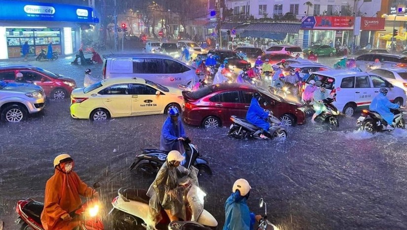 Úng ngập trên đường phố Đà Nẵng do mưa lớn kéo dài. Ảnh: Page Da Nang