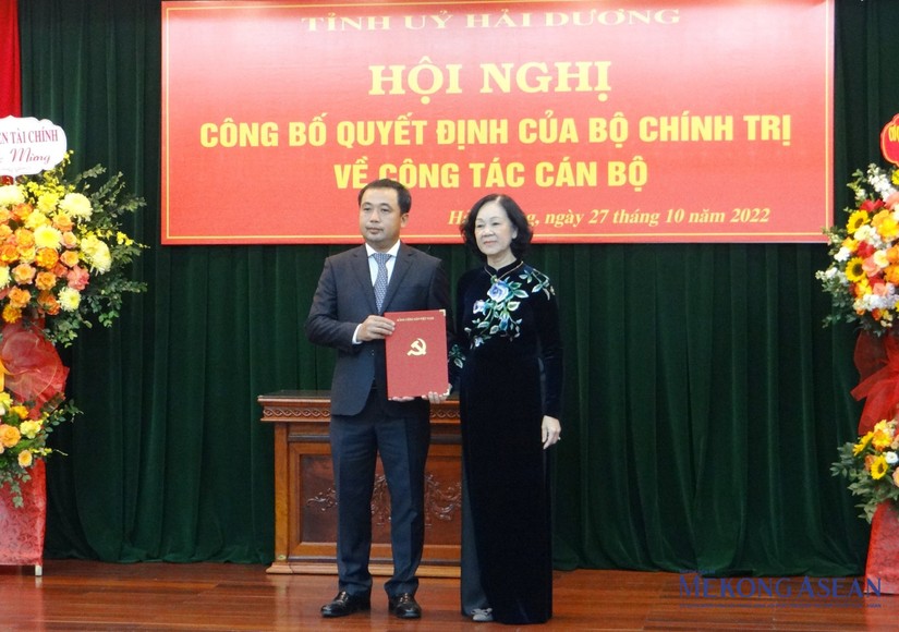 Bà Trương Thị Mai, Trưởng Ban Tổ chức Trung ương trao quyết định của Bộ Chính trị điều động ông Trần Đức Thắng làm Bí thư tỉnh Hải Dương.