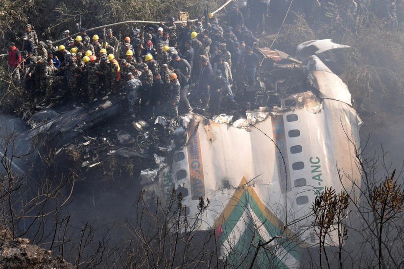 Hiện trường vụ rơi máy bay chở 72 người ở Pokhara, miền tây Nepal, ngày 15/1. Ảnh: Reuters