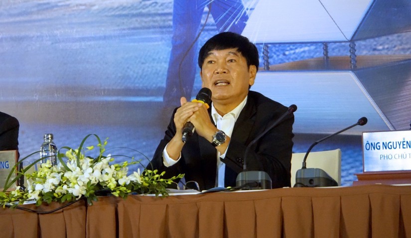 Chủ tịch Trần Đình Long điều hành đại hội.