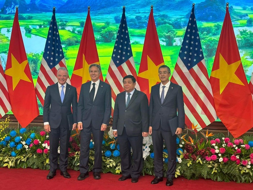 Bộ trưởng Kế hoạch và Đầu tư Nguyễn Chí Dũng (thứ hai từ trái sang) và Ngoại trưởng Mỹ Anthony Blinken (thứ hai từ phải sang) tại "Hội nghị cấp cao Việt Nam - Hoa Kỳ về đầu tư và đổi mới sáng tạo".