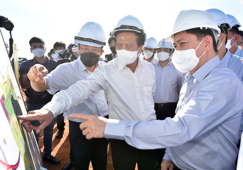 Phó Thủ tướng Lê Văn Thành và Bộ trưởng GTVT Nguyễn Văn Thể kiểm tra tiến độ xây dựng sân bay Long Thành. (Ảnh: VGP)