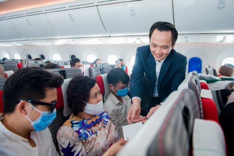 Chủ tịch Trịnh Văn Quyết trực tiếp mừng tuổi cho hành khách bay chuyến đầu năm Nhâm Dần.