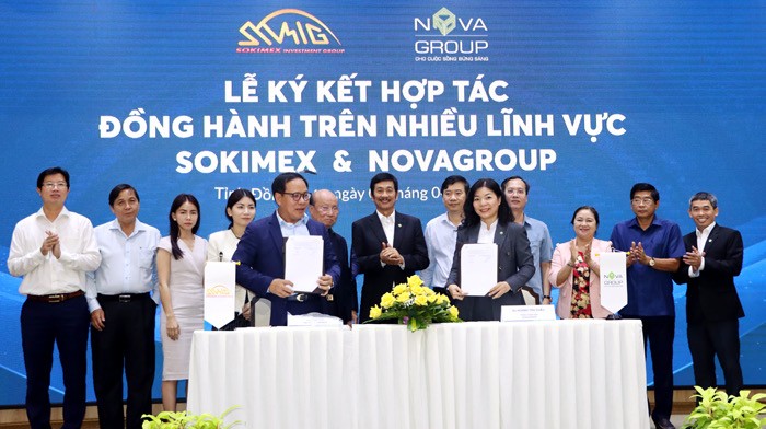Ông Sok Yeak (Phó Chủ tịch /Tổng Giám đốc Sokimex) và bà Hoàng Thu Châu (Tổng Giám đốc NovaGroup) ký kết biên bản hợp tác. Ảnh: Cổng thông tin điện tử Đồng Tháp