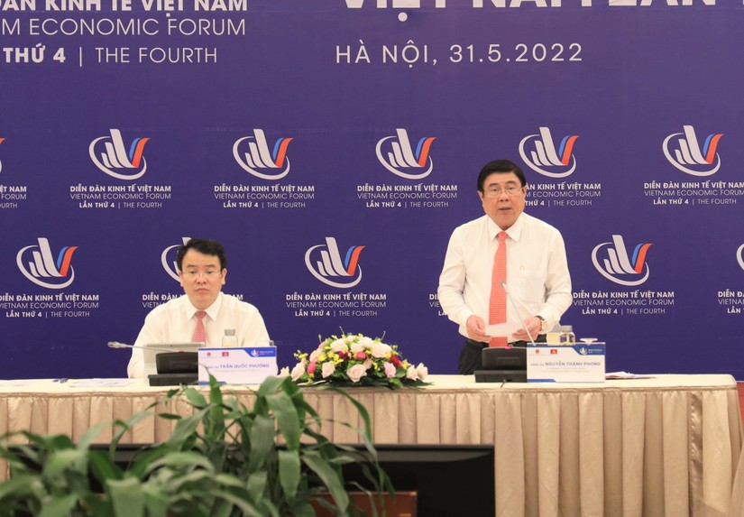 Phó Trưởng Ban Kinh tế Trung ương Nguyễn Thành Phong phát biểu tại họp báo.