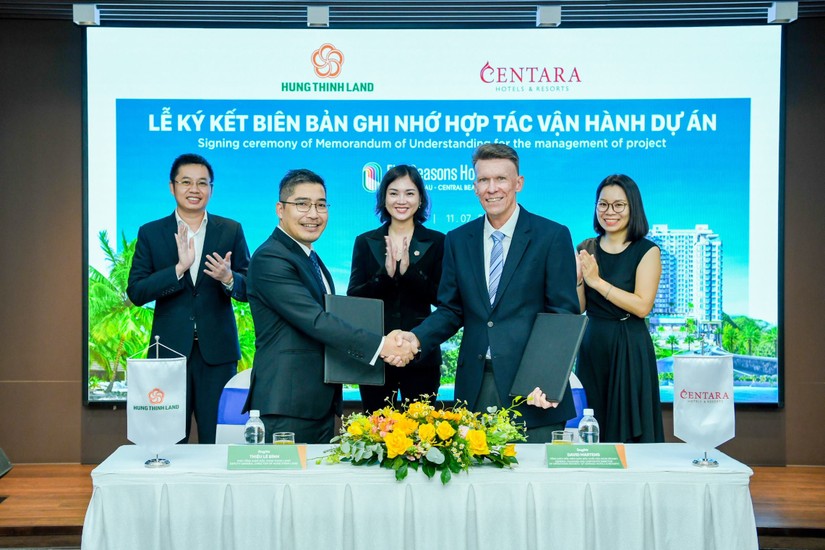 Đại diện Hưng Thịnh Land và Centara Hotels & Resorts ký kết biên bản ghi nhớ hợp tác.
