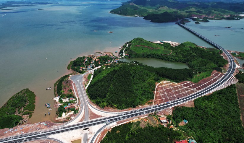 Cao tốc Vân Đồn - Móng Cái dự kiến hoàn thành trong quý 3/2022 sẽ kết nối 4 địa phương với khu vực kinh tế biên mậu giàu tiềm năng của Quảng Ninh.