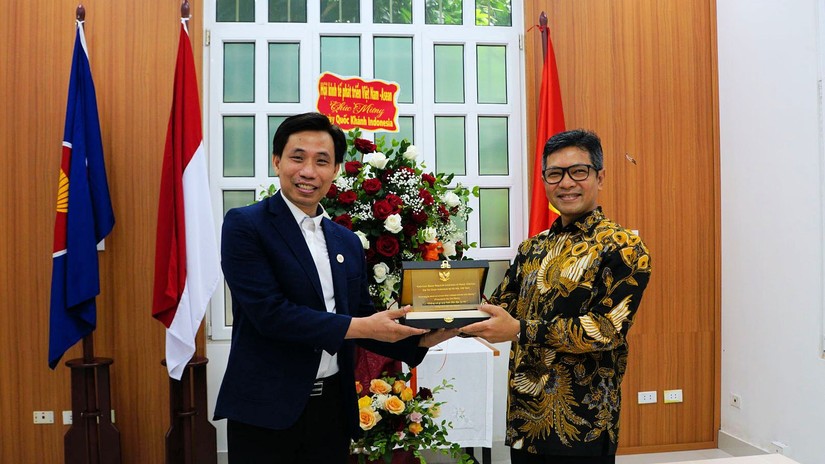 Ông Nguyễn Thanh Hoàn – Phó Chủ tịch VASEAN nhận quà lưu niệm từ Đại sứ Indonesia Denny Abdi. Ảnh: Đinh Nhung