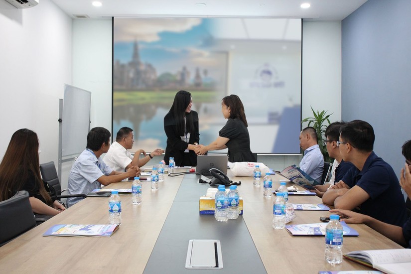 Bông Bạch Tuyết và VK Mart ký kết hợp đồng phân phối sản phẩm sang Campuchia.