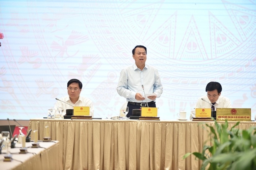 Thứ trưởng Bộ Tài chính Nguyễn Đức Chi trả lời tại buổi họp báo Chính phủ thường kỳ tháng 8. Ảnh: VGP