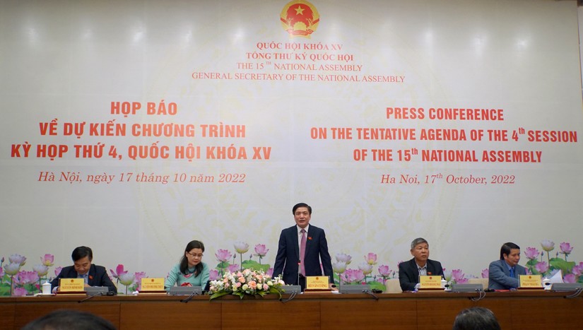 Tổng thư ký Quốc hội Bùi Văn Cường chủ trì họp báo.