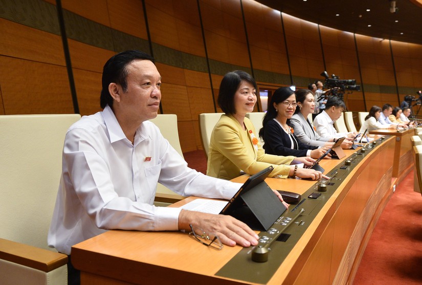 Các đại biểu biểu quyết thông qua Nghị quyết về Kế hoạch phát triển kinh tế - xã hội năm 2023. Ảnh: Quochoi 
