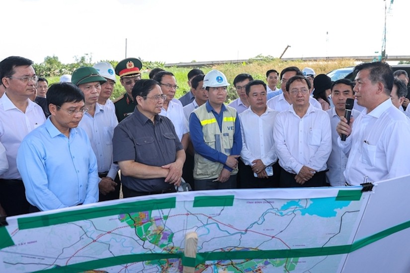 Thủ tướng kiểm tra tiến độ dự án cao tốc Bến Lức - Long Thành. Ảnh: VGP