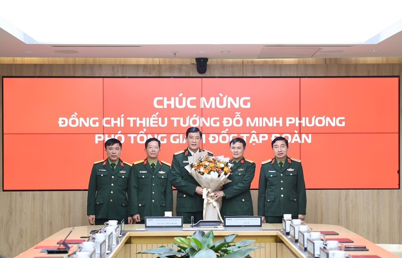 Chủ tịch Viettel Tào Đức Thắng tặng hoa chúc mừng Thiếu tướng Đỗ Minh Phương.
