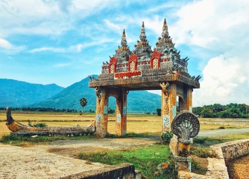 Cánh cổng trước chùa Koh Kas - điểm du lịch độc đáo tại Tri Tôn, An Giang.